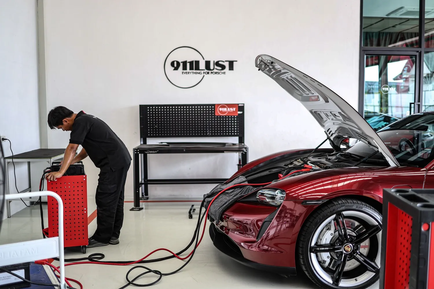 เมื่อ Porsche Taycan “แบตอ่อน” ปัญหาใหญ่ที่ไม่ใช่แค่เรื่องสตาร์ทไม่ติด 