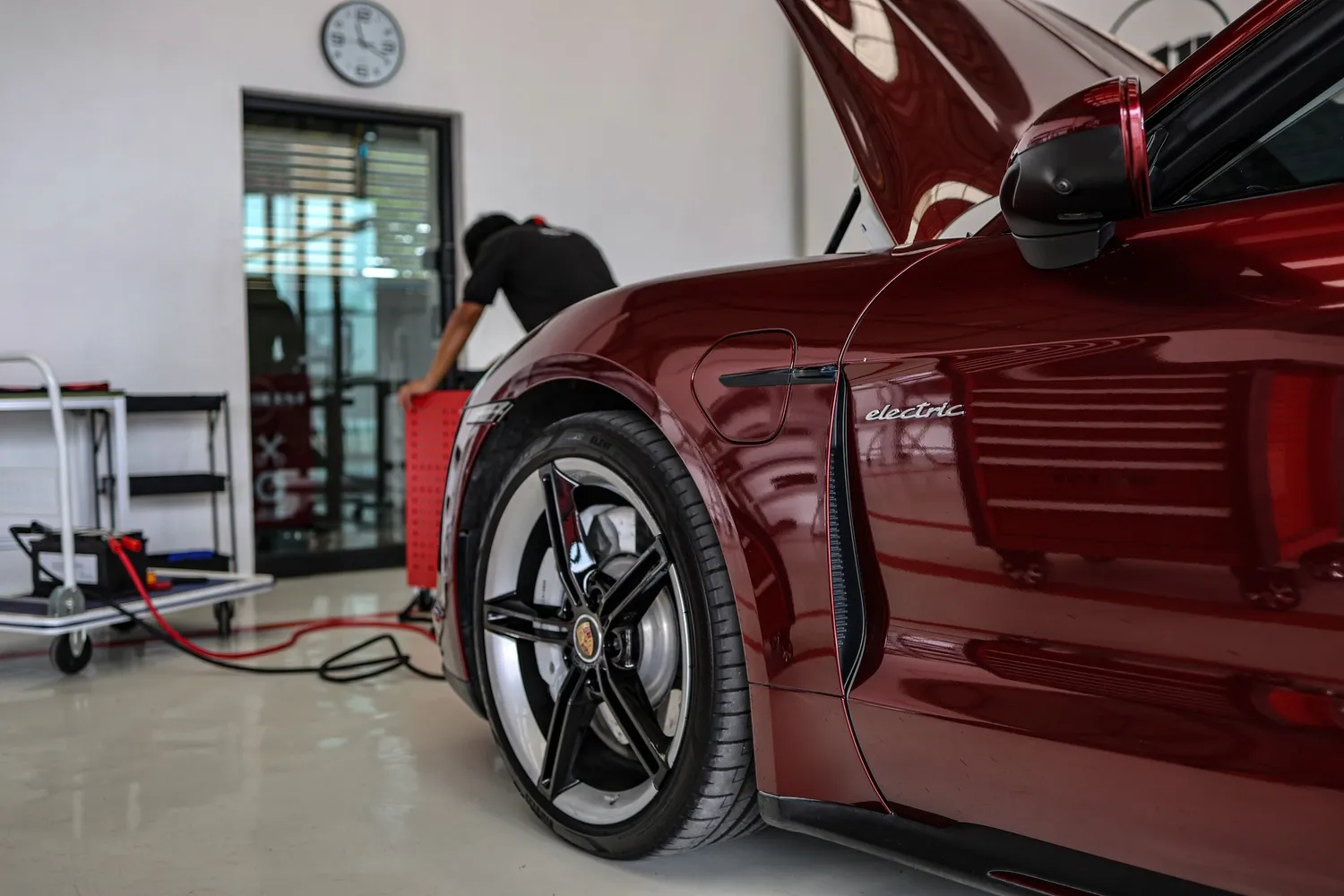 เมื่อ Porsche Taycan “แบตอ่อน” ปัญหาใหญ่ที่ไม่ใช่แค่เรื่องสตาร์ทไม่ติด 