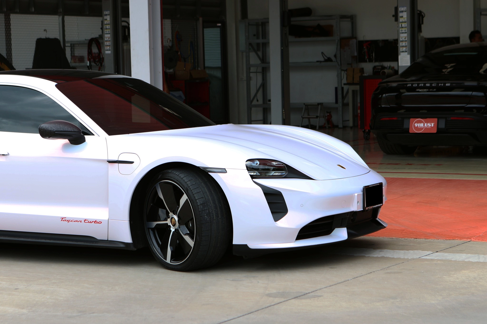 ซ่อมรถ Porsche Taycan ด้วยเทคโนโลยีมาตรฐานโรงงาน Porsche